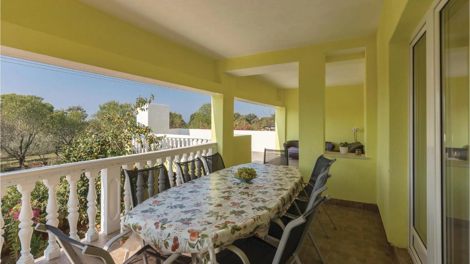 4 Bedroom Beautiful Apartment In Stinjan 0*,